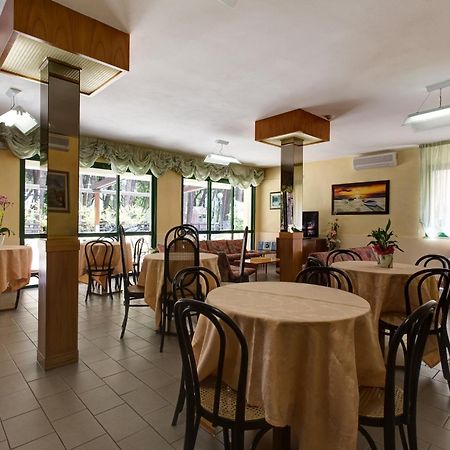 Hotel Valentino Pinarella Ngoại thất bức ảnh